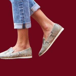 Comfortiva Ryen Womens Slip-On Shoes Cream/Black Snake Print Size 8.5M